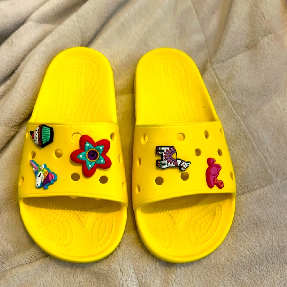 Crocs sandals slides women’s size 6. Super cute!!
Boys size 4